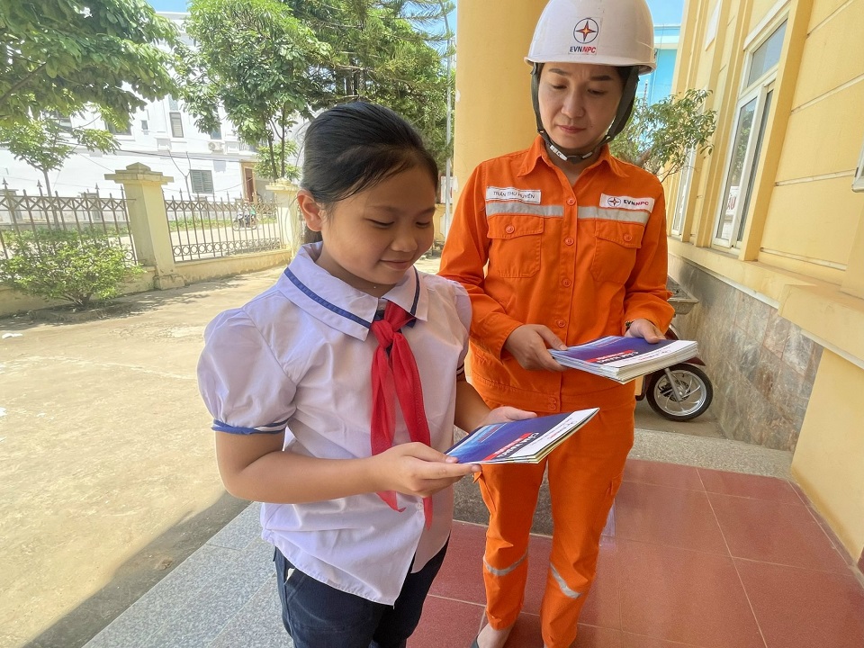 Điện lực Phù Yên tuyên truyền an toàn sử dụng điện trong trường học